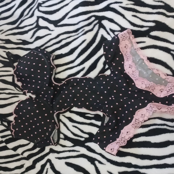 Lingerie - Picture 1 of 3